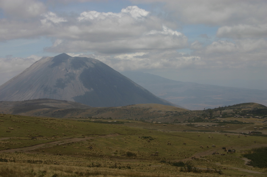 Empakaai toward Natron
across Maasai grazing land to lengai and the Rift valley - © William Mackesy