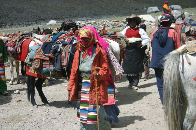 Horsemen and pilgrims - © William Mackesy 2008 Mount Kailash Kora: Horsemen and pilgrims - © William Mackesy 2008