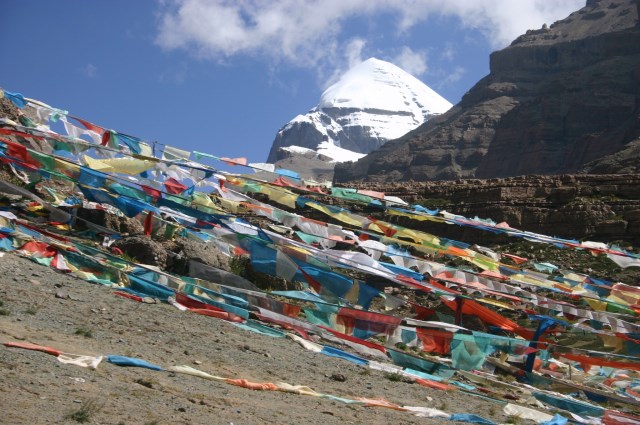 China Tibet, Mount Kailash Kora, Peak and flags, Walkopedia