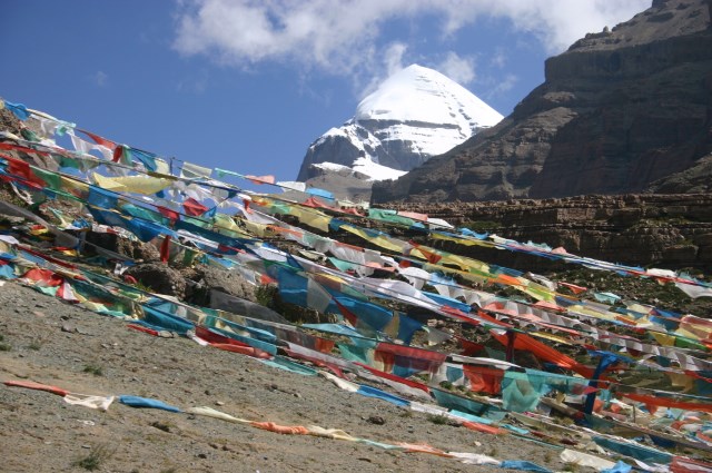 , Mount Kailash Kora, Peak and flags, Walkopedia