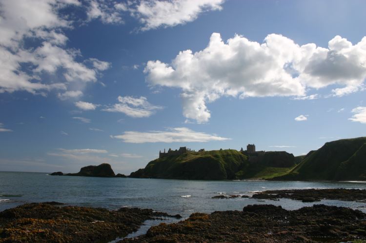 United Kingdom Scotland Aberdeenshire, Dunottar, From the shore, Walkopedia