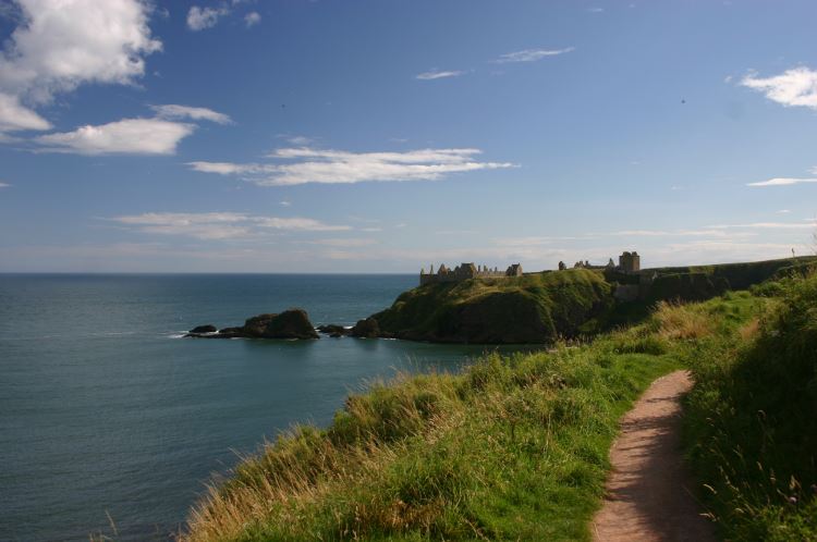 United Kingdom Scotland Aberdeenshire, Dunottar, From the clifftop path, Walkopedia