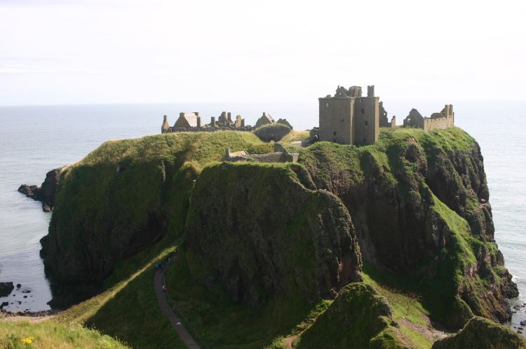 United Kingdom Scotland Aberdeenshire, Dunottar, The classic view from the cliffs, Walkopedia