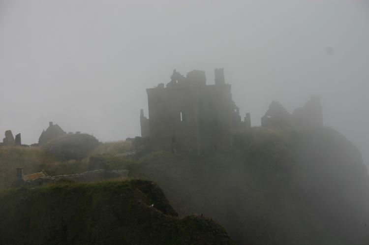 United Kingdom Scotland Aberdeenshire, Dunottar, Thick haar, Walkopedia