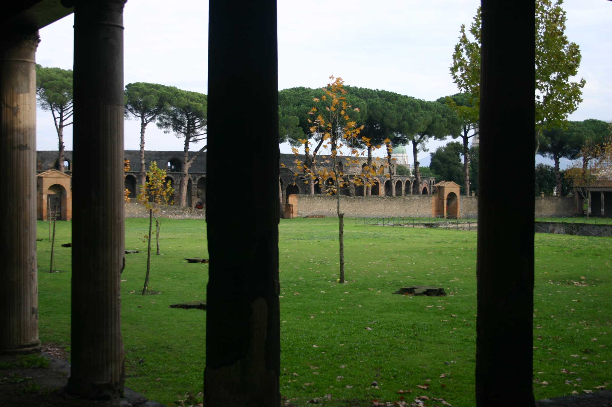 Italy Campania, Across Pompeii, Pompeii - Across the Palaestra, Walkopedia