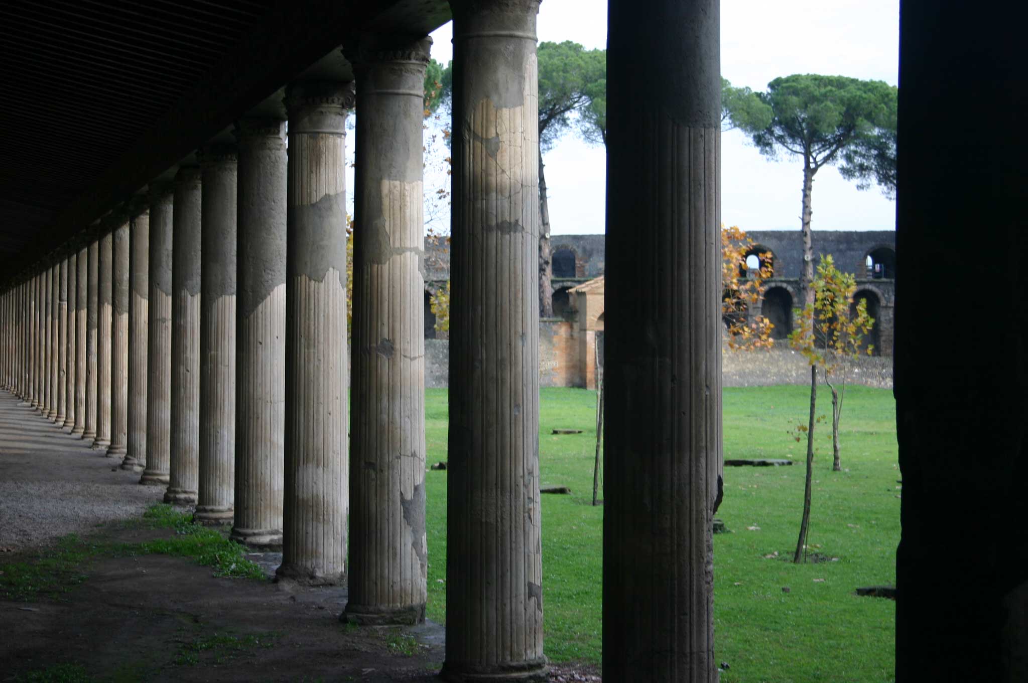 Italy Campania, Across Pompeii, Pompeii - Palaestra, collonade, Walkopedia