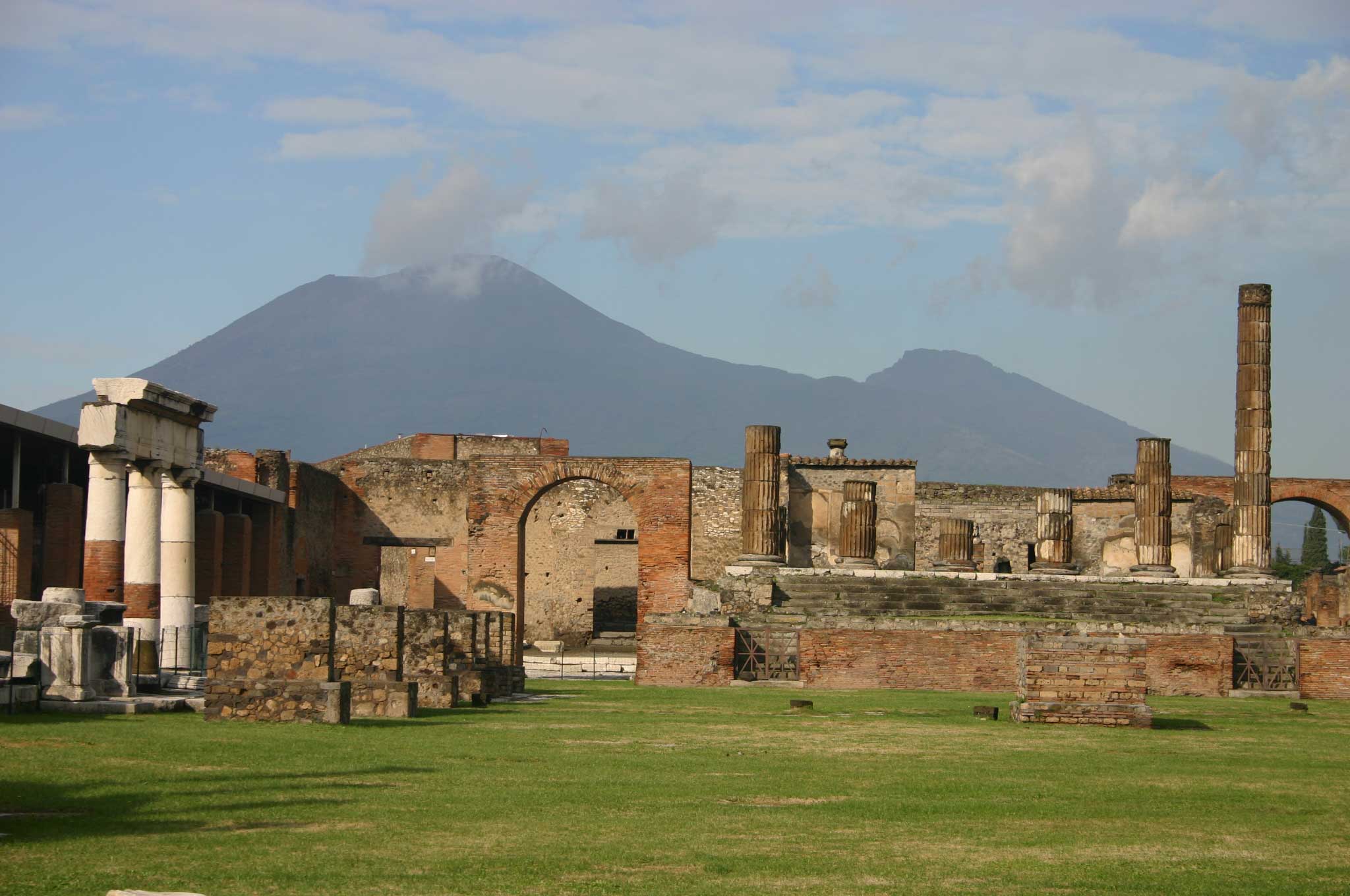 Italy Campania, Across Pompeii, Pompeii - towards Vesuvius, Walkopedia