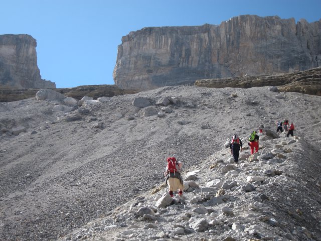 France Pyrenees, Breche de Roland, On the moraine ridge, Walkopedia