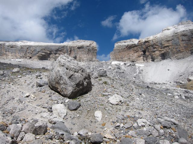 France Pyrenees, Breche de Roland, Back up to the Breche from the Spanish side, Walkopedia