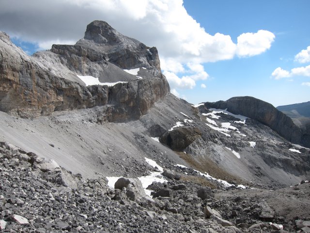 France Pyrenees, Breche de Roland, Spanish ridge cliffs, Walkopedia