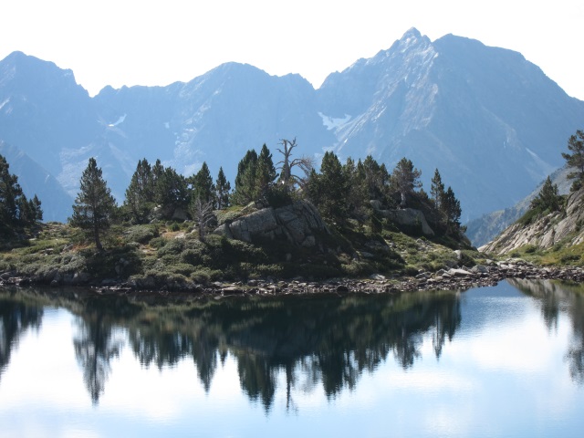 France Pyrenees, Neouvielle,  Lake just below Col de Madamete, Walkopedia