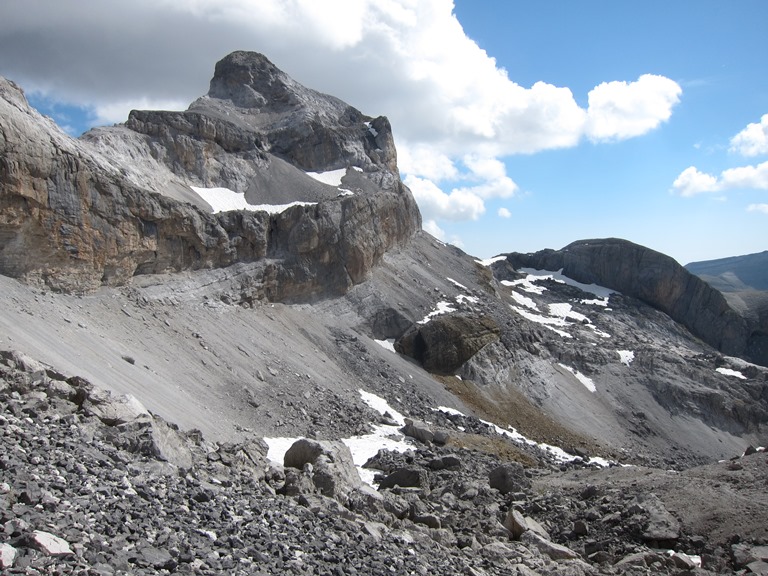 Spain Pyrenees, Spanish Pyrenees, Ordesa-MP - border-ridge cliffs near Breche de R, Walkopedia