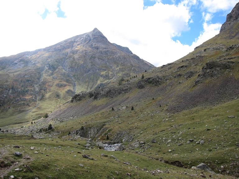 Spain Pyrenees, Spanish Pyrenees, Vallee del Ara, below Vignemale, Walkopedia
