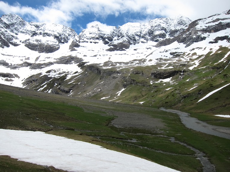 France Pyrenees, French Pyrenees, High Cirque d'Estaube, mid June, Walkopedia