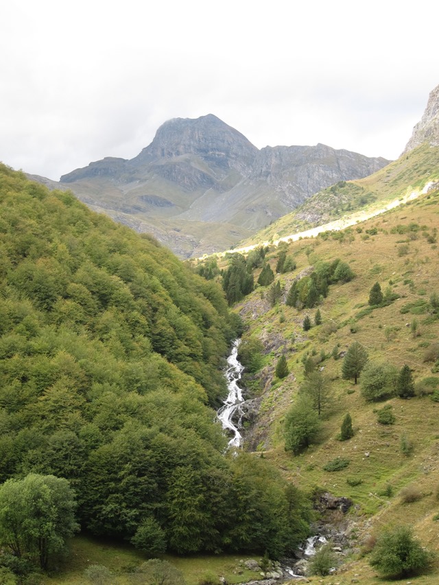 Spain Pyrenees, GR11, Vallee del Ara below Vignemale, Walkopedia