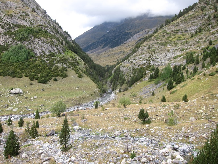 Spain Pyrenees, GR11, Vallee del Ara below Vignemale, Walkopedia