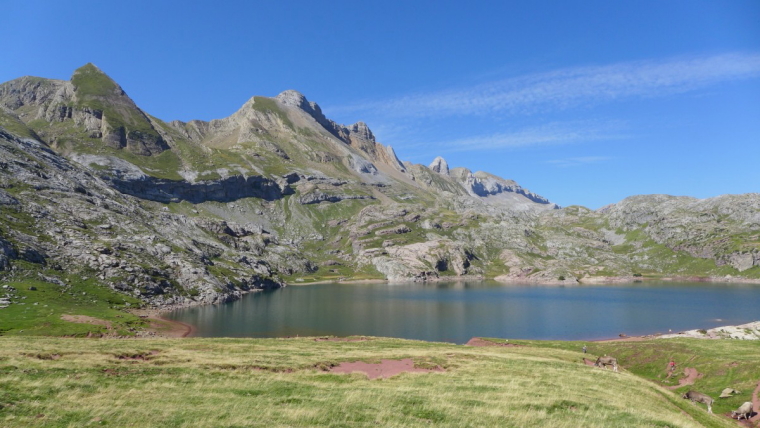 France Pyrenees, Ibon de Estanes, Ibon de Estanes with the Sierra de Secus as a back drop , Walkopedia