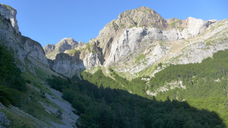 France Pyrenees, Ibon de Estanes, On the north face of Sierra de Aisa , Walkopedia