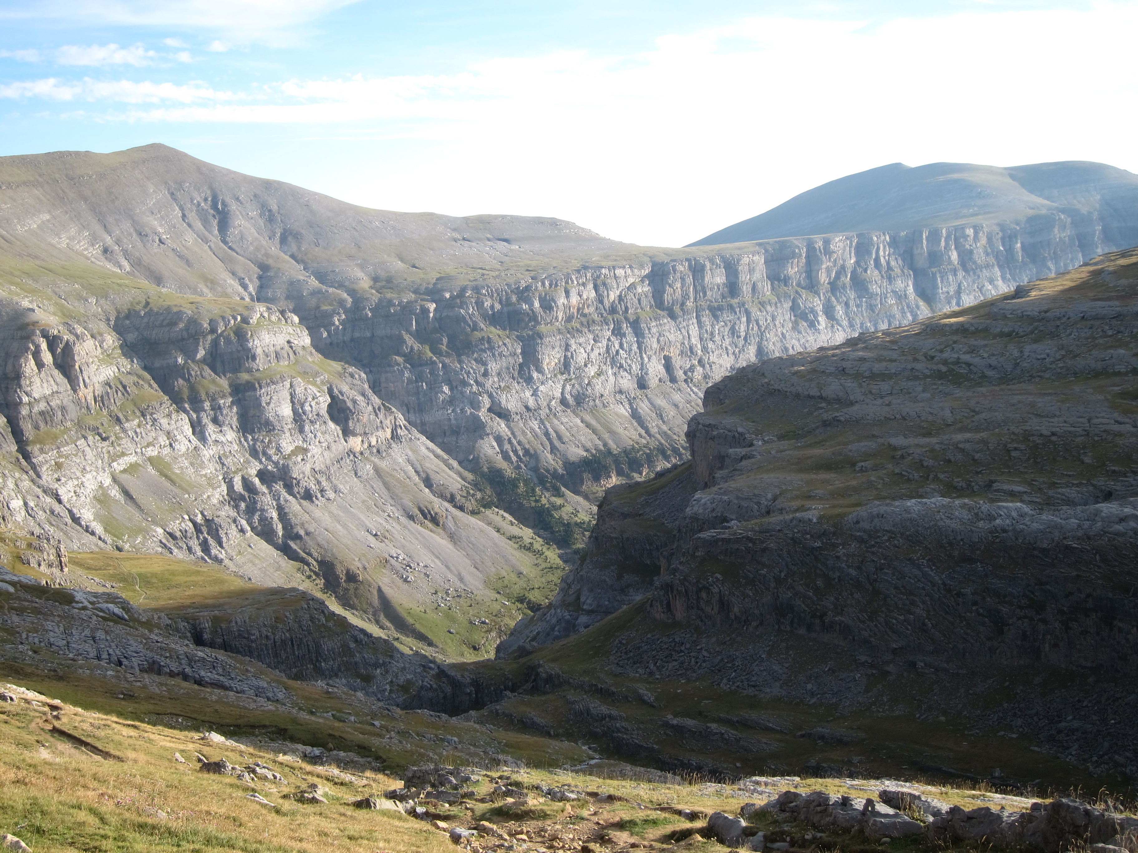 Spain Pyrenees, Ordesa Canyon, Fm Goriz, afternoon light, Walkopedia