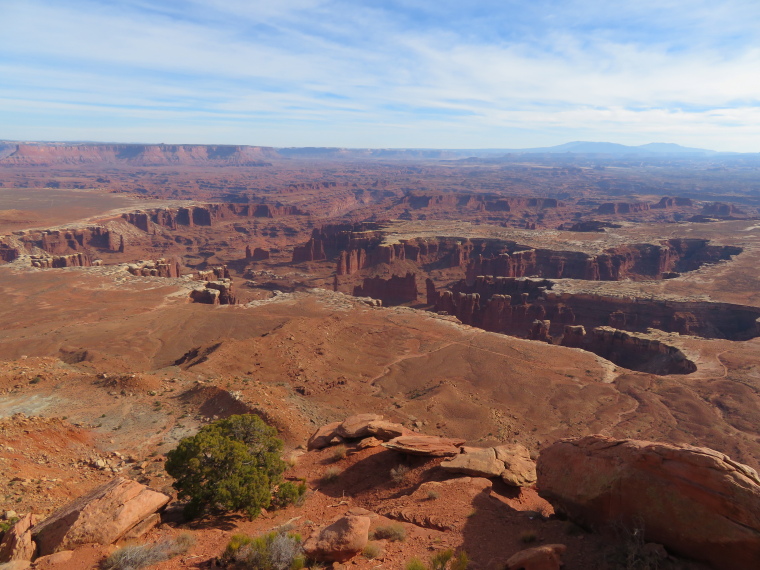 USA SW: Canyonlands NP, Canyonlands National Park, Grand View point - east across Monument Basin, Walkopedia