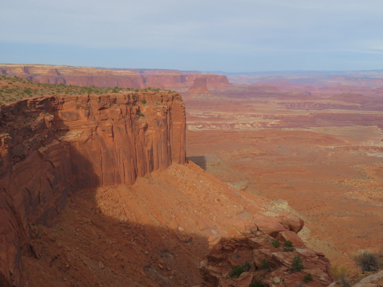 USA SW: Canyonlands NP, Canyonlands National Park, North up Western cliffs, afternoon light, Walkopedia