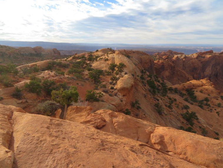 USA SW: Canyonlands NP, Canyonlands National Park, Upheaval Dome southern rim in late sun, Walkopedia