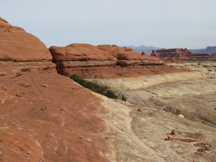 USA SW: Canyonlands NP, Canyonlands National Park, Formation near Squaw Flat, rock strata colours, Walkopedia