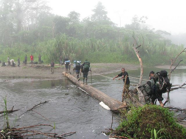 Papua  New Guinea, Kokoda Trail, Crossing Emuni river near Menari, Walkopedia