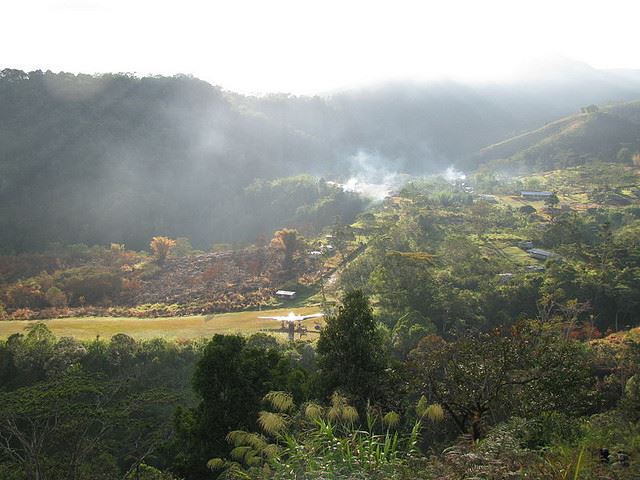Papua  New Guinea, Kokoda Trail, Efogi village and airstrip from Mission Ridge, Walkopedia