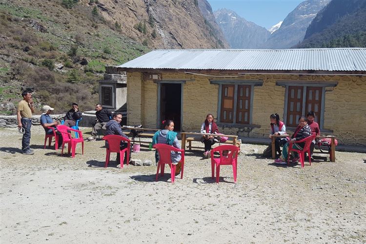 Nepal, Manaslu Circuit, School children at Tilje, Walkopedia