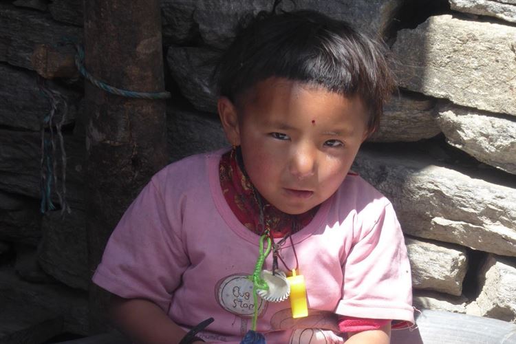 Nepal, Manaslu Circuit, Nepalese child in Chisopani, Walkopedia