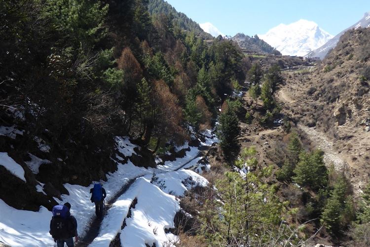 Nepal, Manaslu Circuit, My guide, Aital and porter, Sorus approaching Lho, Walkopedia