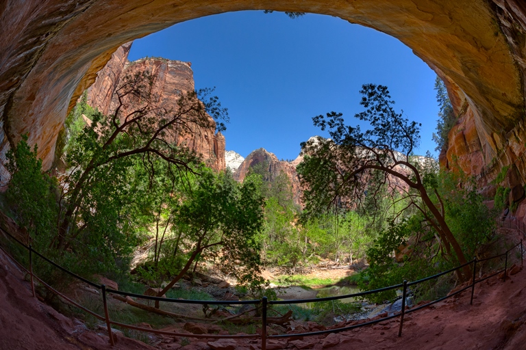 USA SW: Zion, Zion National Park, Zion National Park - Surrounded , Walkopedia