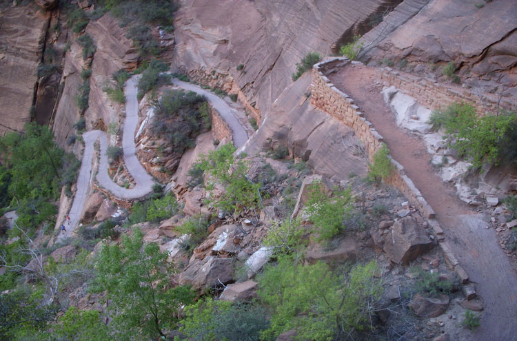 USA SW: Zion, Angel's Landing, Switchbacks on the lower Angel's Landing Trail, Walkopedia