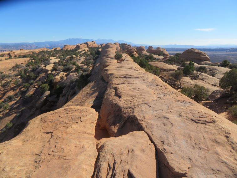 USA SW: Arches NP, Arches National Park, Thrilling walk along Devil's Garden high narrow ridge, Walkopedia