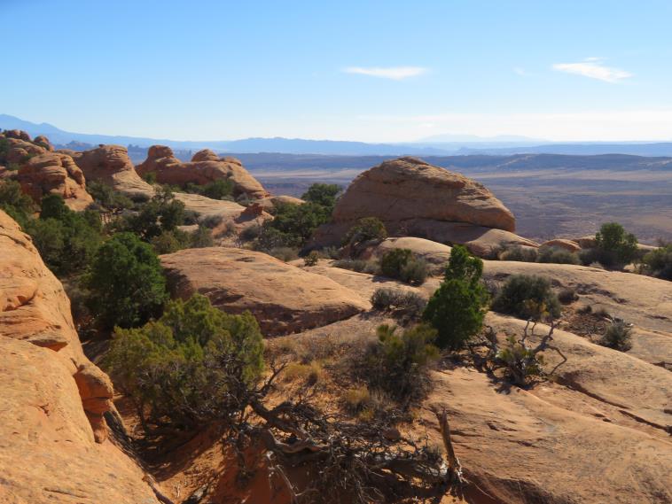 USA SW: Arches NP, Arches National Park, Looking west from Devil's Garden high ridge, Walkopedia