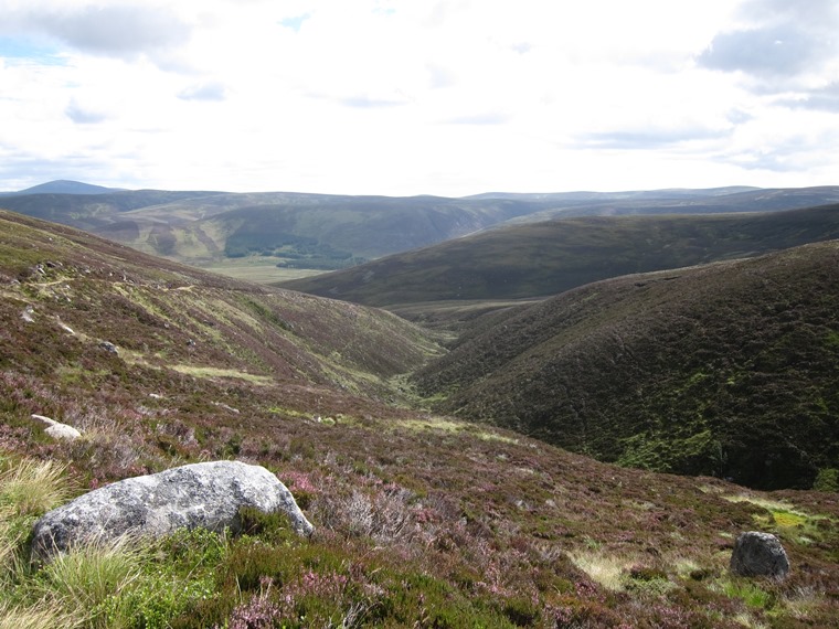 United Kingdom Scotland Cairngorms, Lochnagar and Loch Muick, Back toward Glen Muick, Walkopedia