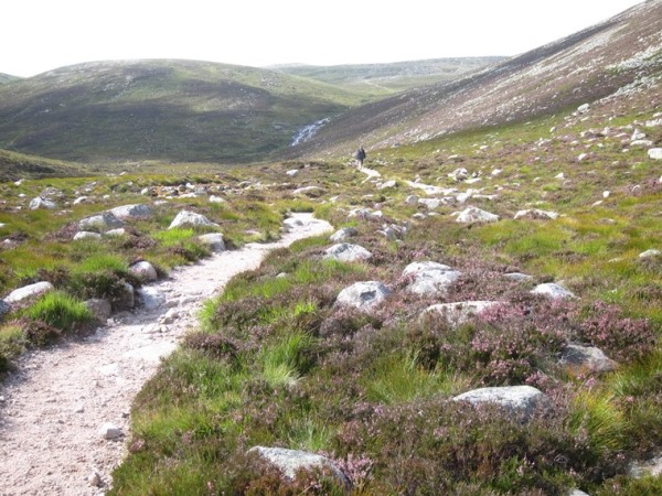 United Kingdom Scotland Cairngorms, Lochnagar and Loch Muick, Hanging valley, looking toward the summit ridge, Walkopedia