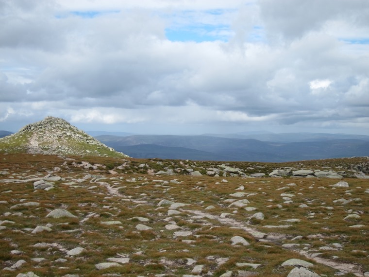 United Kingdom Scotland Cairngorms, Lochnagar and Loch Muick, Approaching Lochnagar summit, Walkopedia