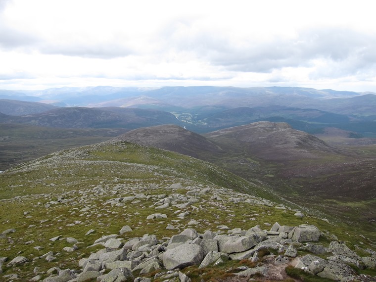 United Kingdom Scotland Cairngorms, Lochnagar and Loch Muick, North from Lochnagar summit, Walkopedia