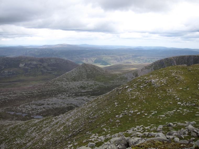 United Kingdom Scotland Cairngorms, Lochnagar and Loch Muick, From high ridge, Walkopedia