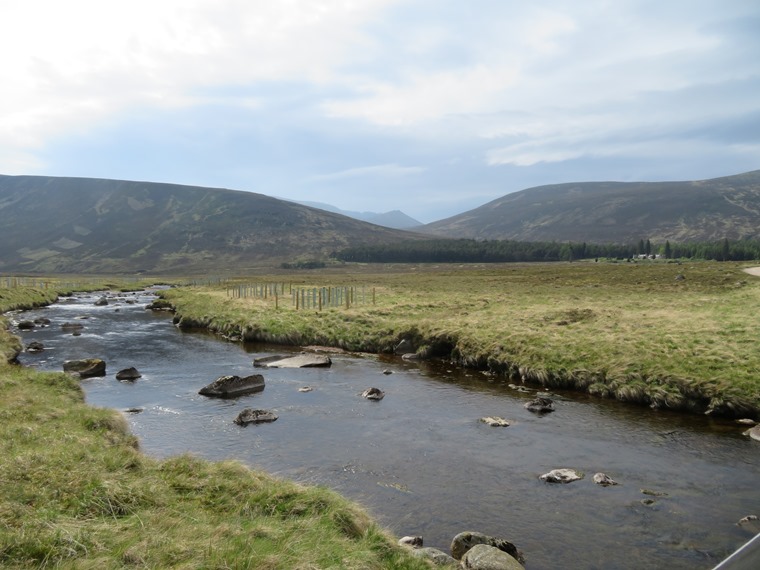 United Kingdom Scotland Cairngorms, Lochnagar and Loch Muick, Water of Muick, Walkopedia