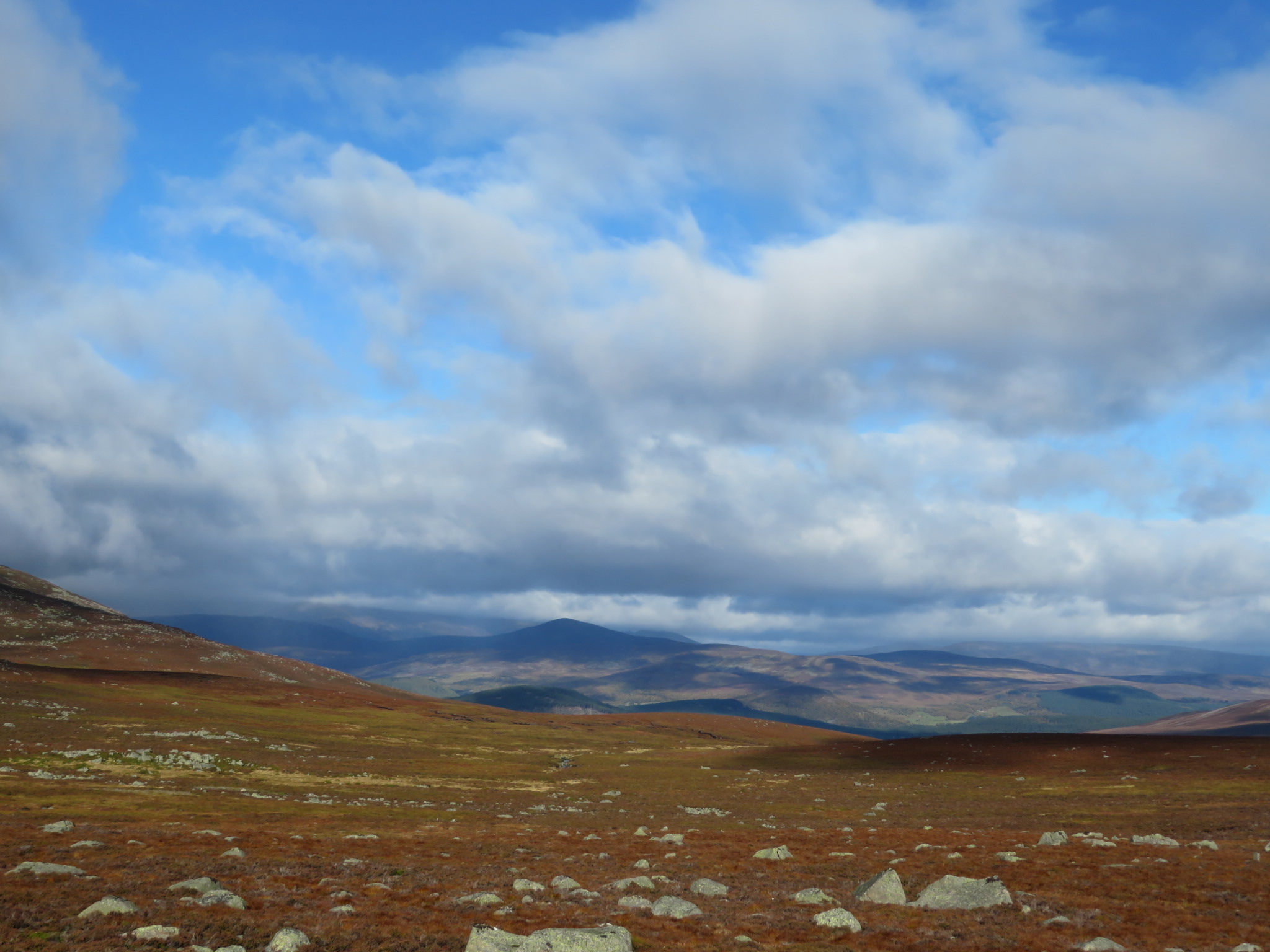 United Kingdom Scotland Cairngorms, Lochnagar and Loch Muick, North from shoulder, October, Walkopedia