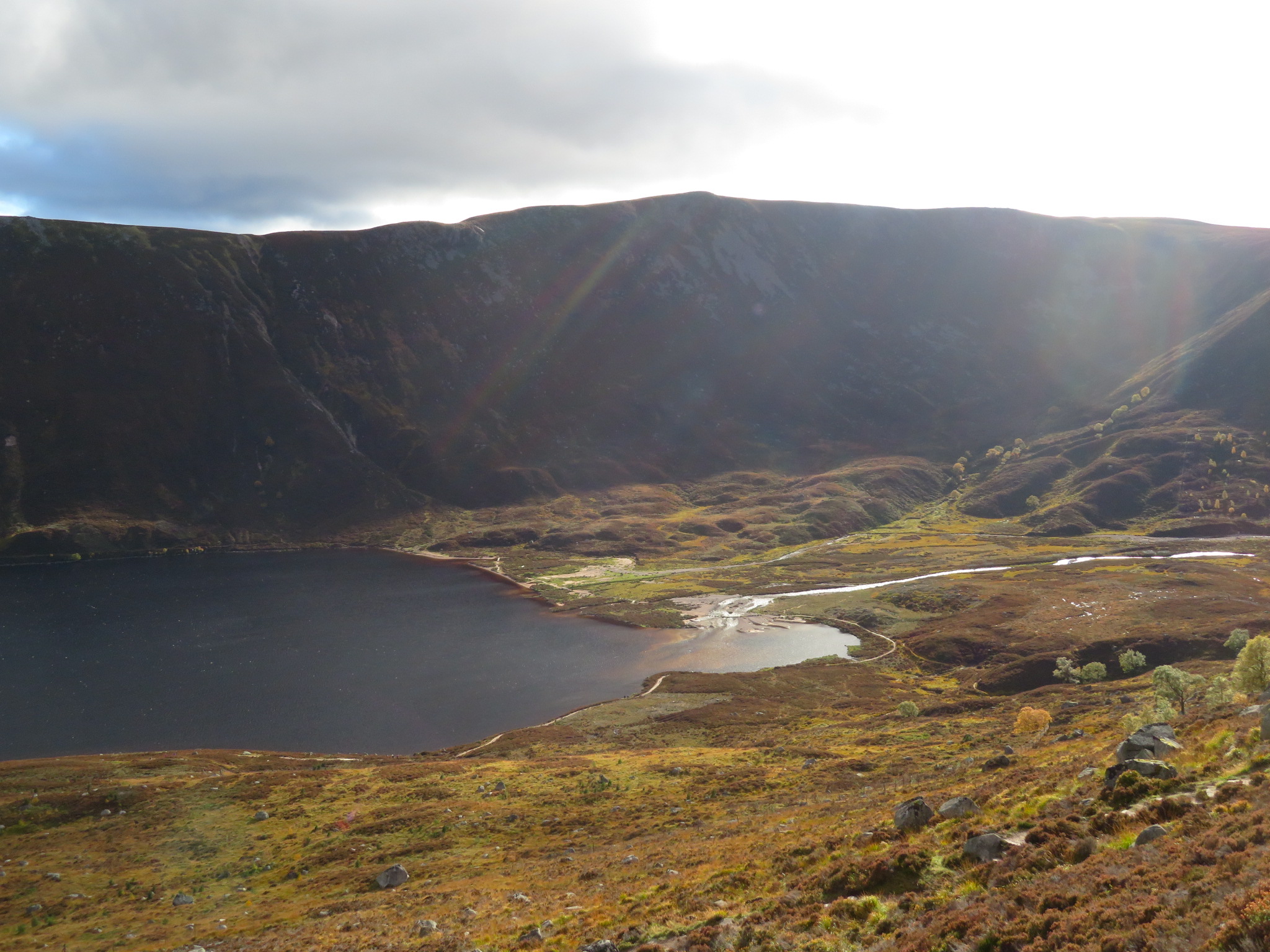 United Kingdom Scotland Cairngorms, Lochnagar and Loch Muick, head of Loch Muick from Glas Allt, Walkopedia