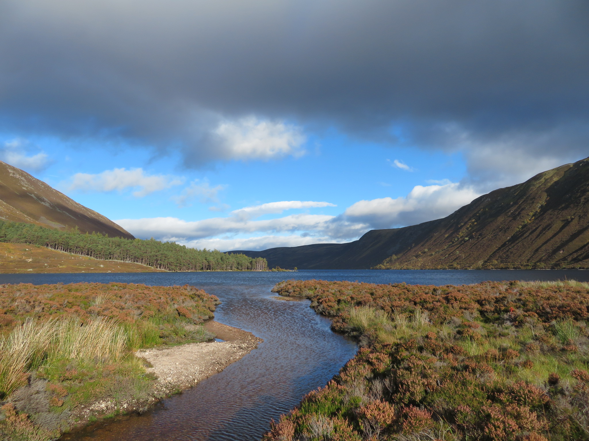 United Kingdom Scotland Cairngorms, Lochnagar and Loch Muick, head of Loch Muick, Walkopedia