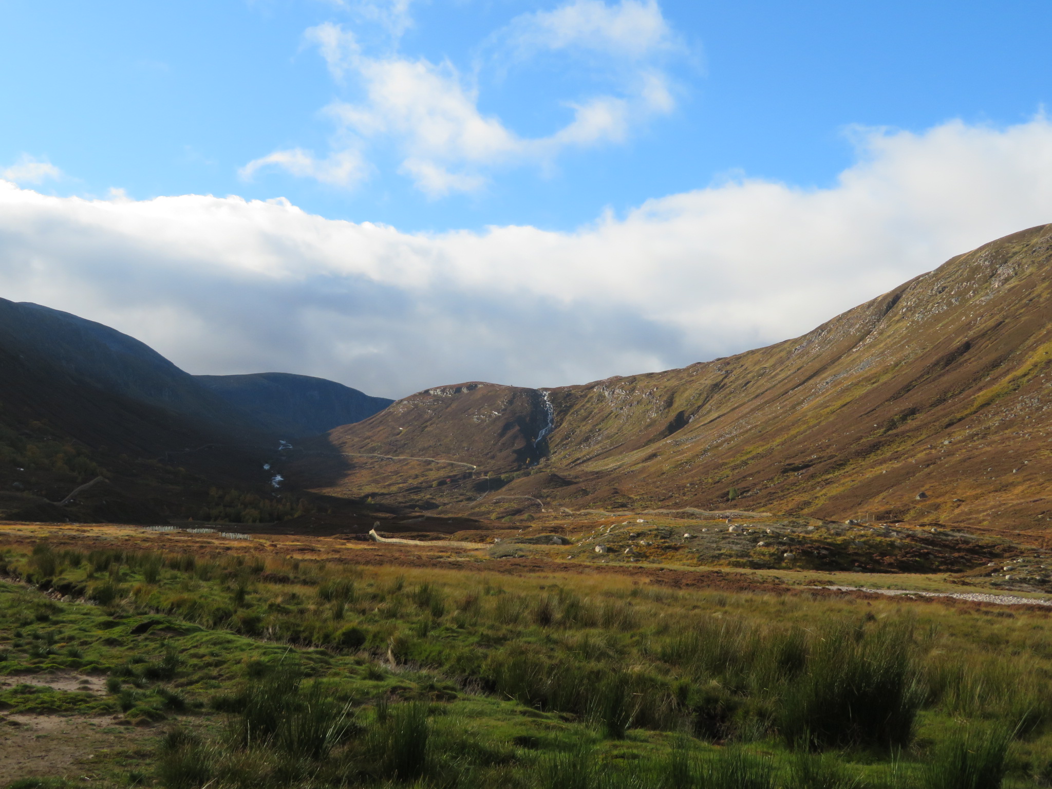 United Kingdom Scotland Cairngorms, Lochnagar and Loch Muick, Above Loch Muick, October, Walkopedia