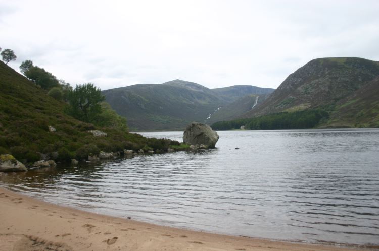 United Kingdom Scotland Cairngorms, Lochnagar and Loch Muick, Loch Muick beach, Walkopedia