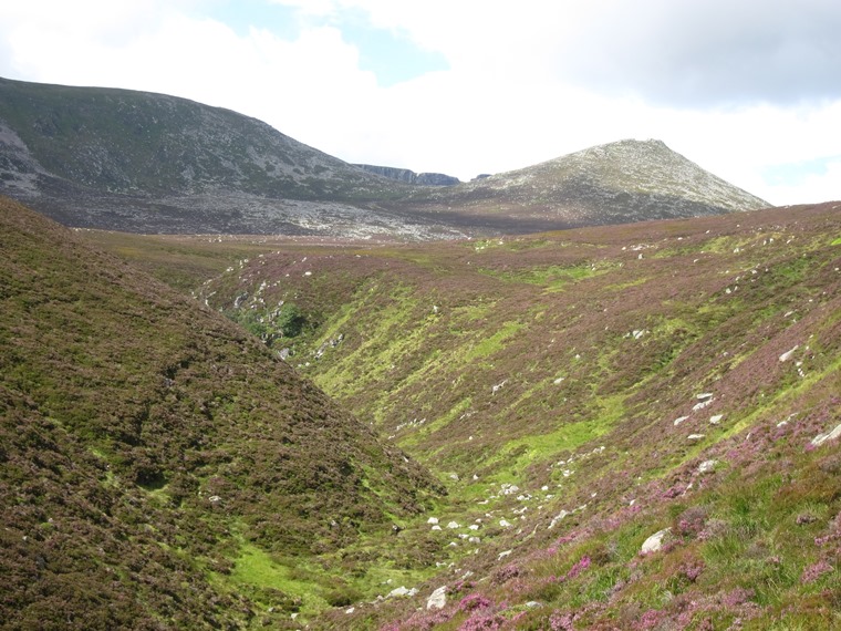 United Kingdom Scotland Cairngorms, Lochnagar and Loch Muick, Looking up toward Meikle Pap, Walkopedia