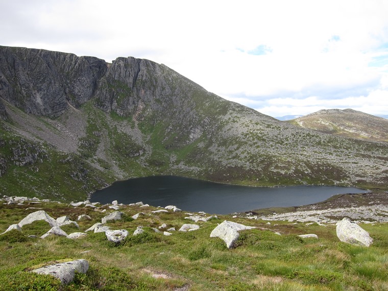 United Kingdom Scotland Cairngorms, Lochnagar and Loch Muick, Lochnagar lochan from the shoulder, Walkopedia