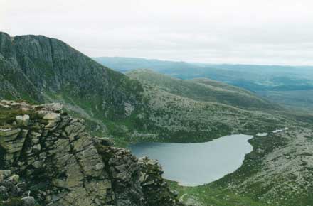 United Kingdom Scotland Cairngorms, Lochnagar and Loch Muick, Lochnagar - down onto the corrie loch, Walkopedia